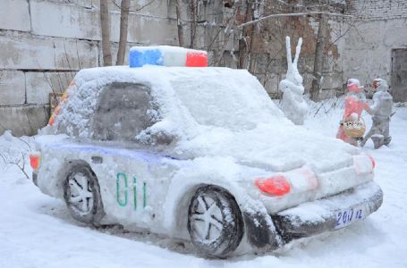 Қарағандылық полицейлер қардан арнайы машина жасап шығарды